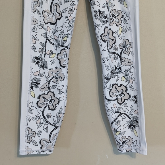 Athleta Affirmation 7/8 Floral Leggings in White Size Medium - Picture 7 of 12